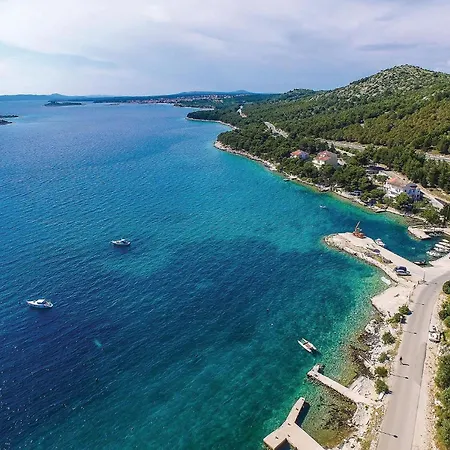 Front In Nyaraló Drage