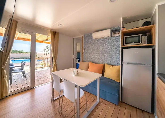 12 Bedroom In *