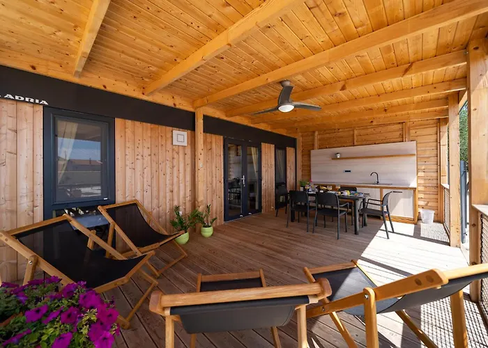 12 Bedroom In *
