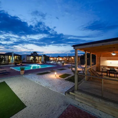 12 Bedroom In בית נופש דראגה