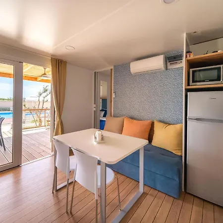 12 Bedroom In *